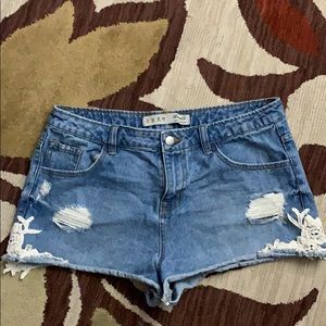 Jean shorts with embroidered sides